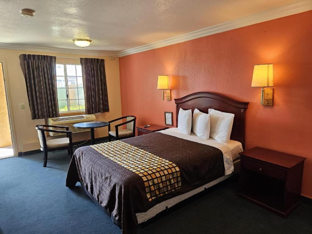 Aerospace Inn Mojave Exterior photo